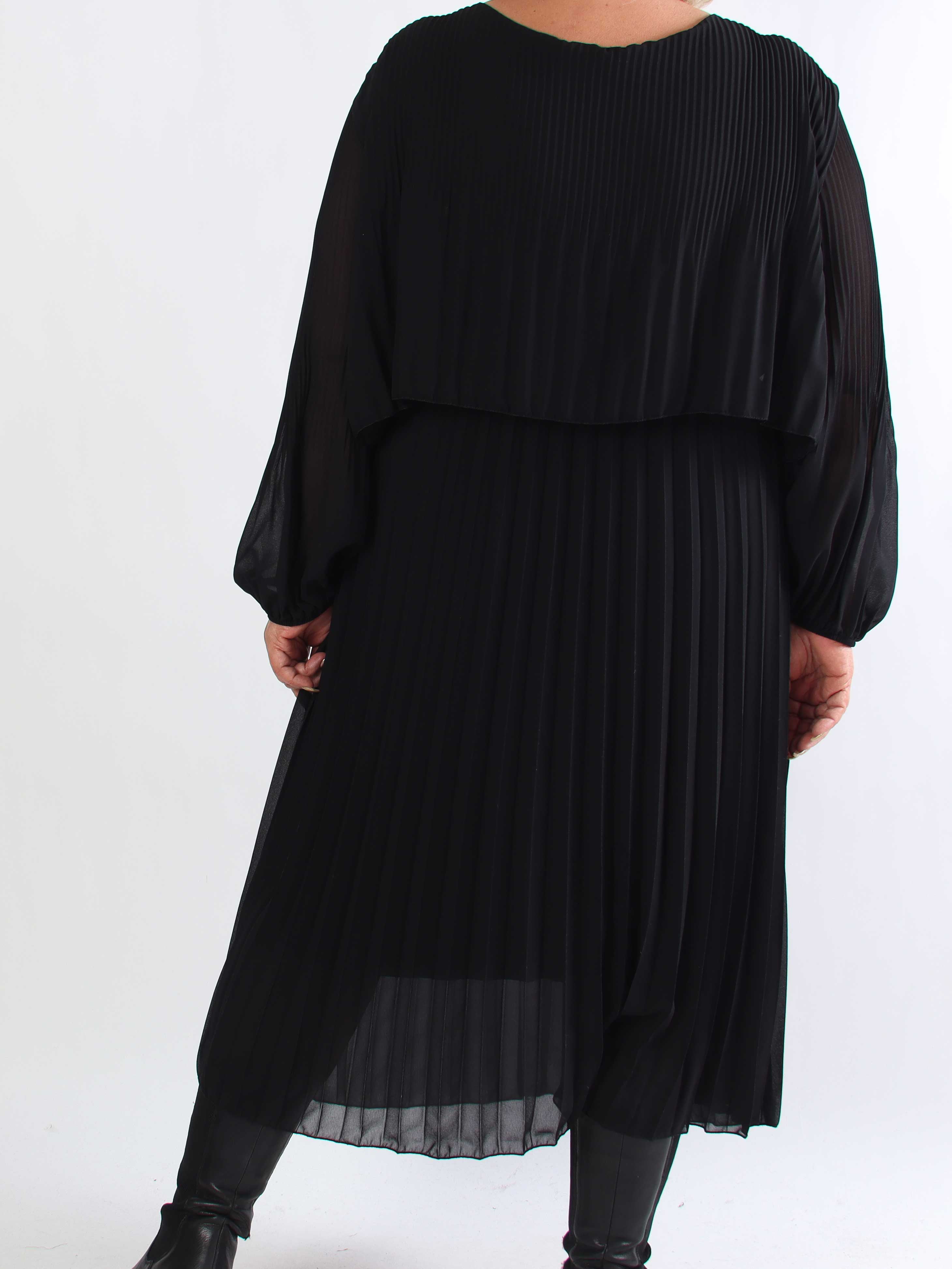 Kristina Long - Langærmet plus size kjole med plisseringer